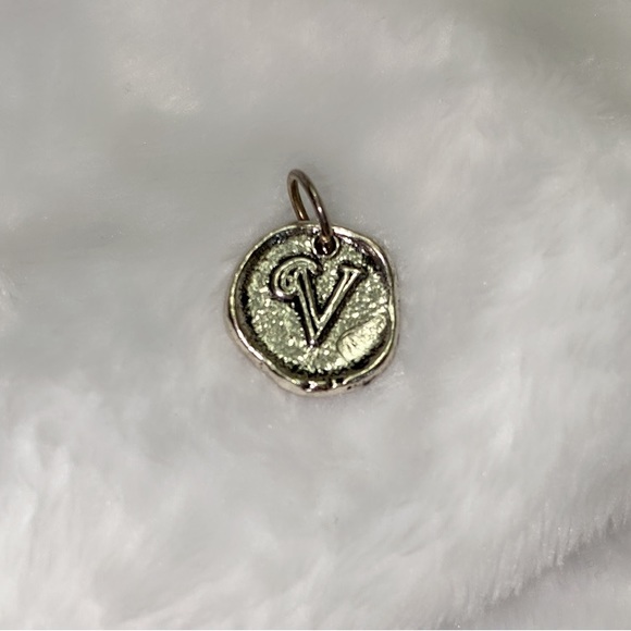 Waxing Poetic 925 silver V initial charm - Picture 3 of 4